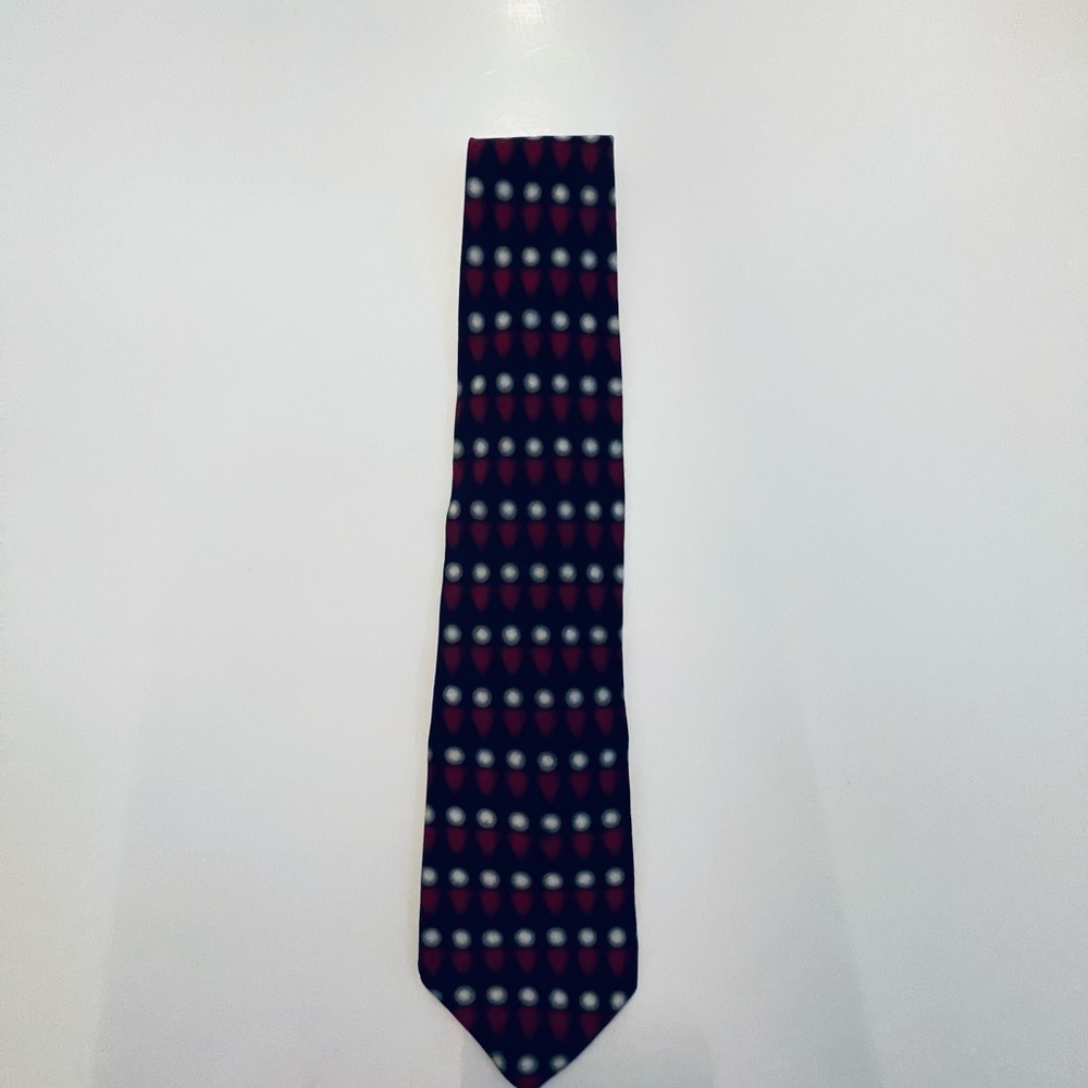 Classic Men's Black and Red Patterned Tie